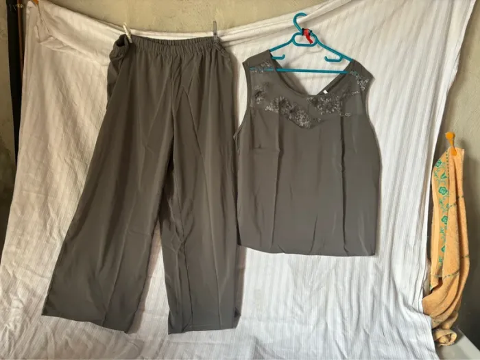 Ensemble 3 pièces ( t-shirt/pantalon/blouse)