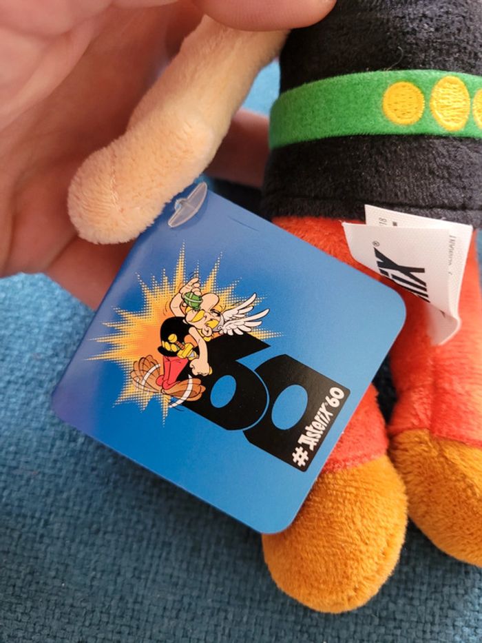 RARE Peluche officielle Asterix 60 ans avec etiquette, 20cm, collection épée - photo numéro 3