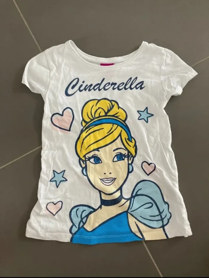 T shirt cendrillon disney 8 ans en très bon état