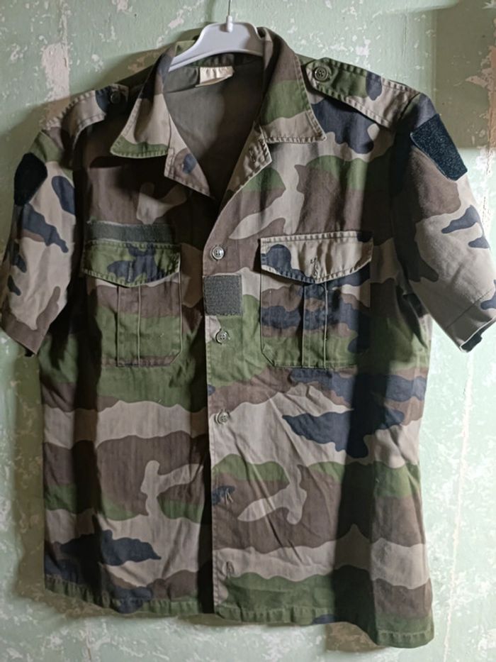 Chemise manches courtes de militaire