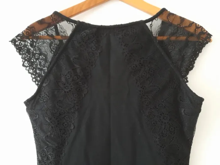 Robe courte moulante et épaules en dentelle - photo numéro 6