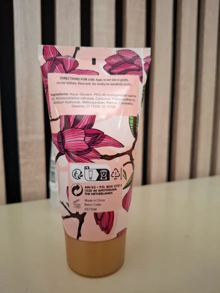 Lot cosmétiques neufs Gommage corporel +gel douche Fleur de Magnolia - photo numéro 3