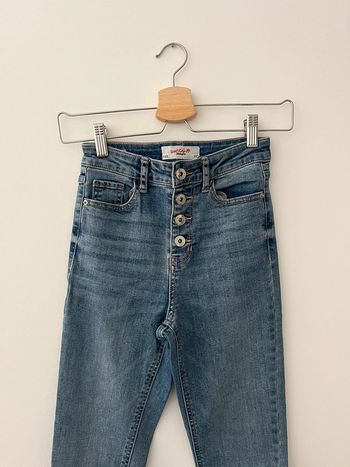 jean a plusieurs boutons