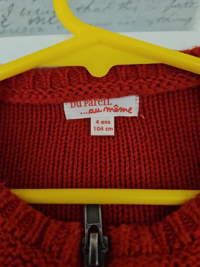 Gilet rouge avec pompons - photo numéro 3