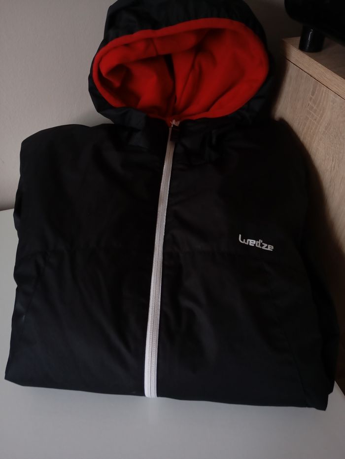 Coupe-vent blouson avec capuche.Taille S .Mixte . Decathlon ..Polyester.Noir et rouge . État neuf .