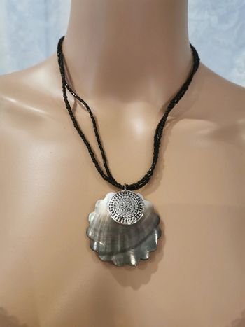 Collier. Nacré. Perles noires.