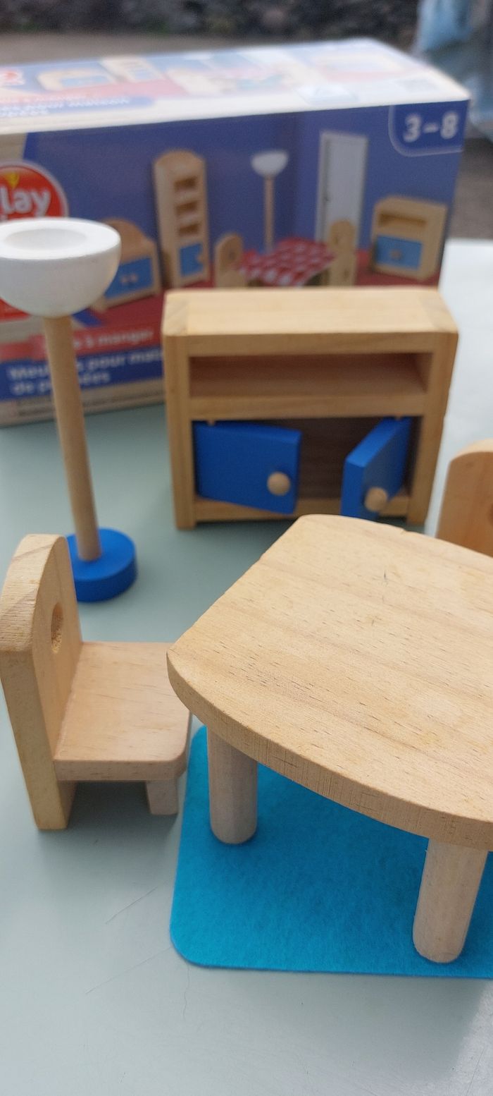 Petits meubles en bois pour maison de poupée - photo numéro 5
