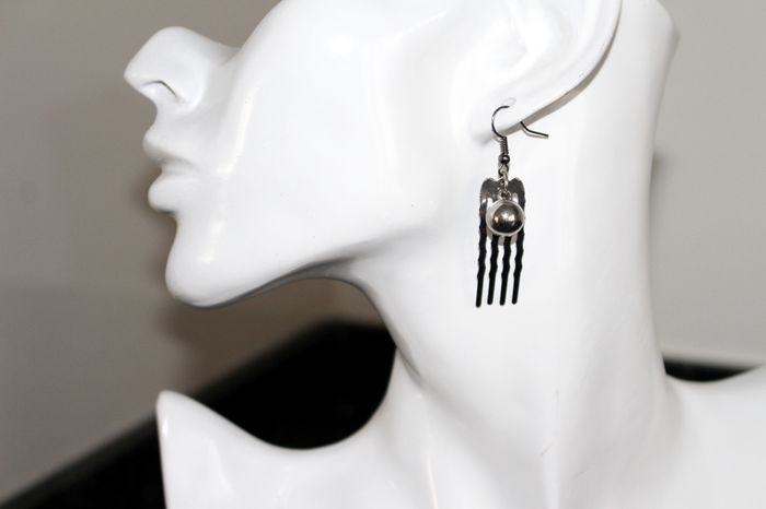 Boucles d'oreilles peignes et perles gris anthracite - photo numéro 3