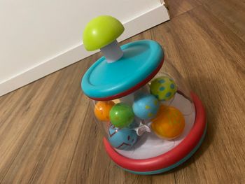 Activité d’éveil toupie avec balles