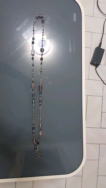 Tres joli collier en perles violettes