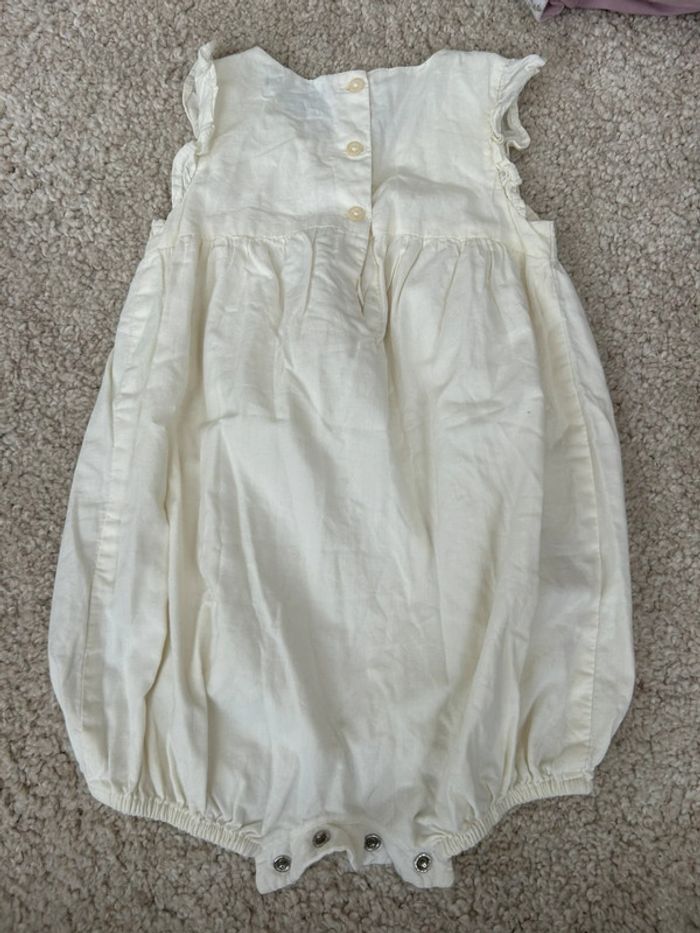 Barboteuse / Combishort blanche avec broderies jaune - baby gap - 6/12 mois - photo numéro 3