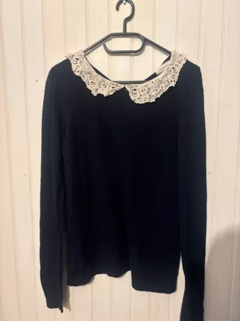 Pull Bleu marine col dentelle