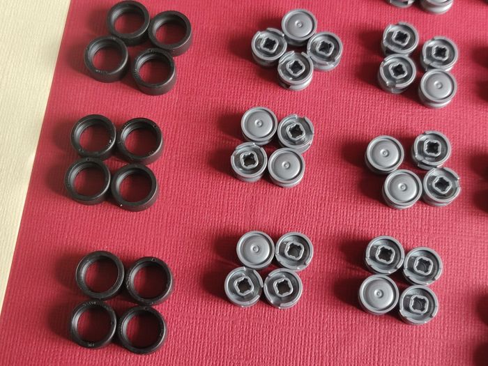 44 petites roues / jantes grises avec pneus Lego - en parfait état jamais utilisées - vrai Lego - photo numéro 7