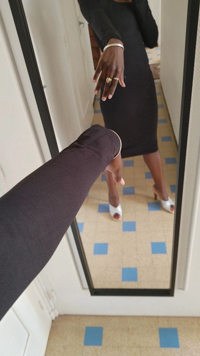 Petite robe noire gainante - photo numéro 6