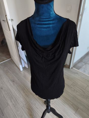 T-shirt col bénitier 