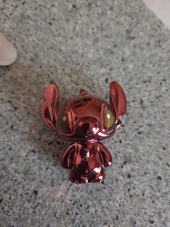 Figurine stitch rouge