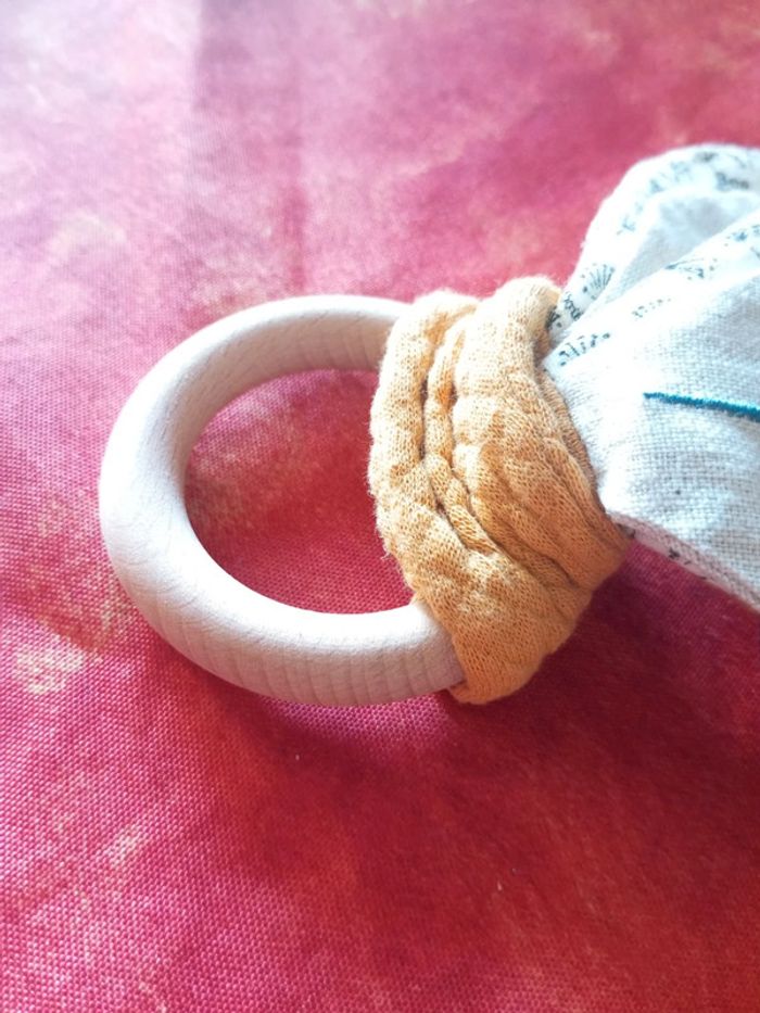 Doudou hochet bois Pollen l'abeille - photo numéro 2