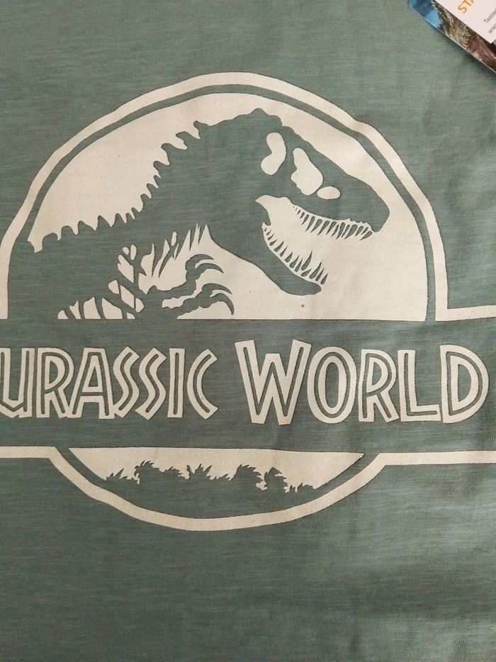 Tee-shirt jurassic world neuf avec étiquettes, 11 ans - photo numéro 2
