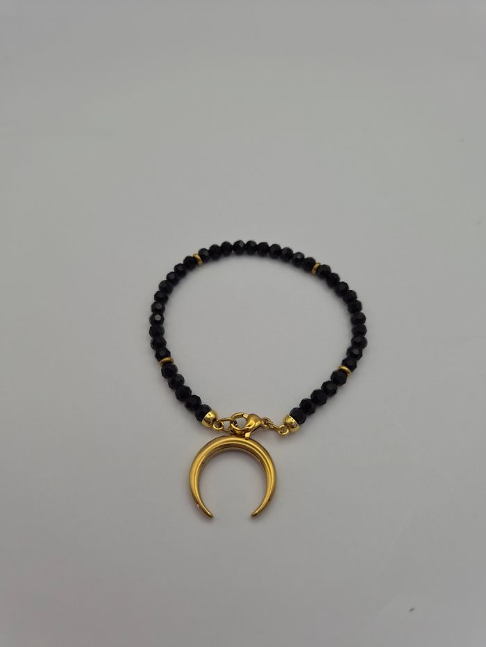 Bracelet petites perles noires et breloque lune - photo numéro 2