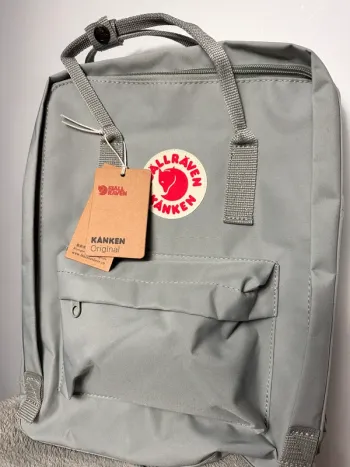Sac à dos gris fjällraven.
