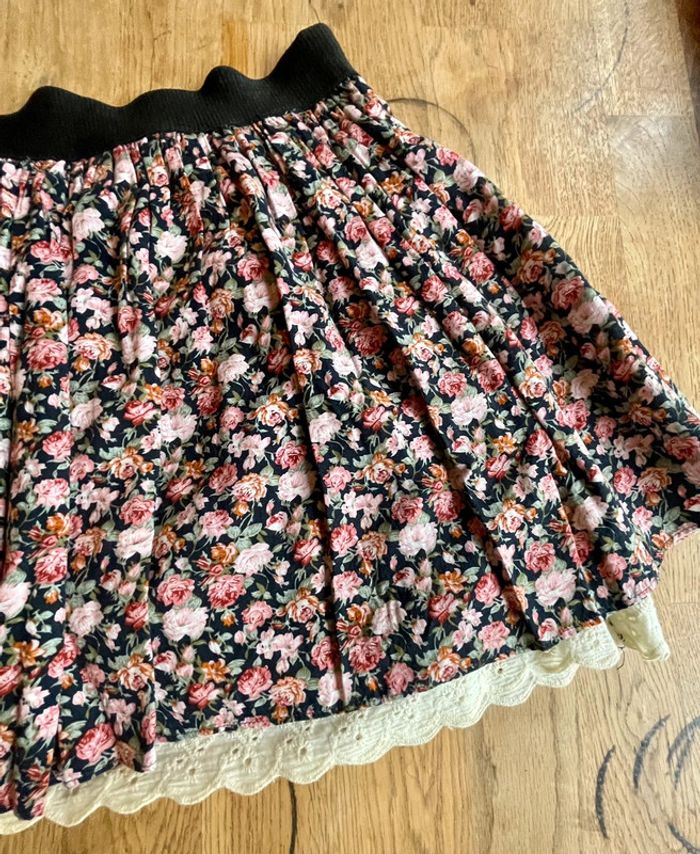 Mini-jupe fleurie - photo numéro 2