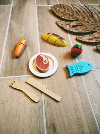 🥩Jeu d'imitation - Dinette en bois avec vaisselles et divers aliments à scratch marque Oxybul