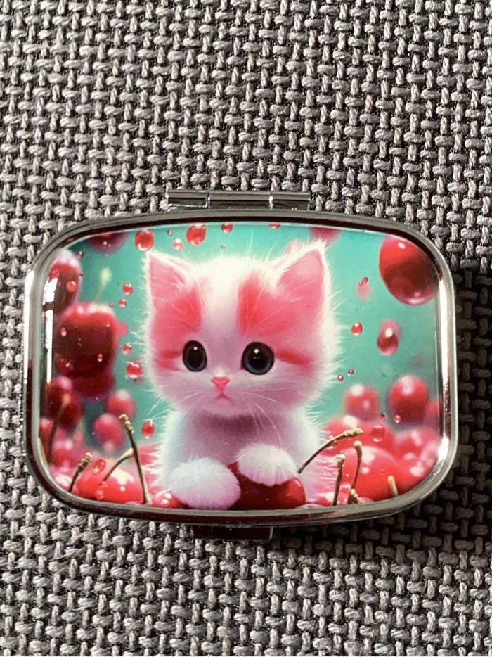 Pilulier rectangulaire un chaton avec des cerises aux coloris acidulés - photo numéro 3