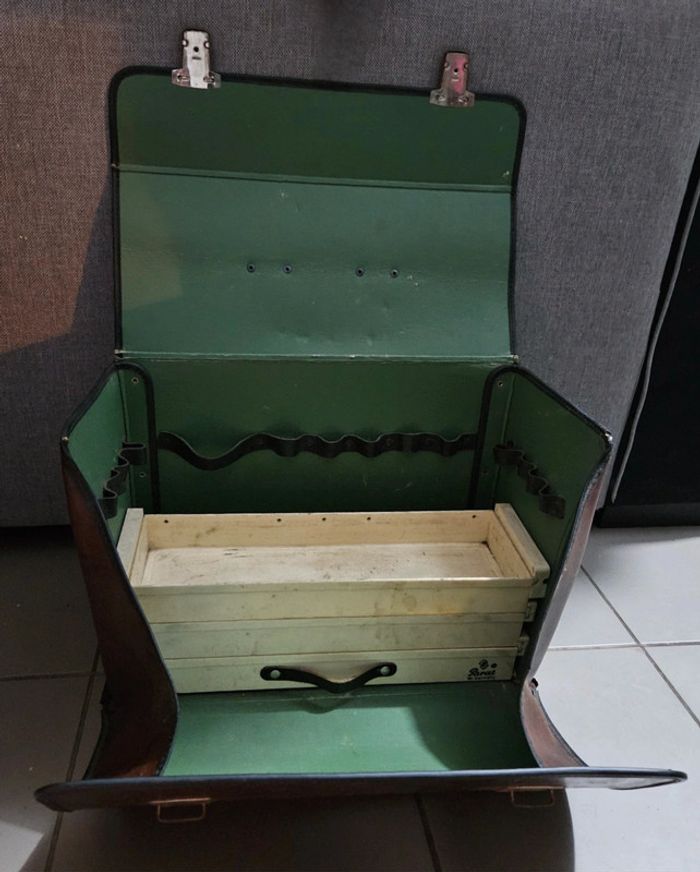 Ancienne malette à tiroir / valise. p
De plombier / électricien.
Parat.
42,5x23x31,5cm. - photo numéro 2