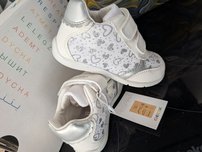 Chaussures fille. Taille 22. Neuf. Geox