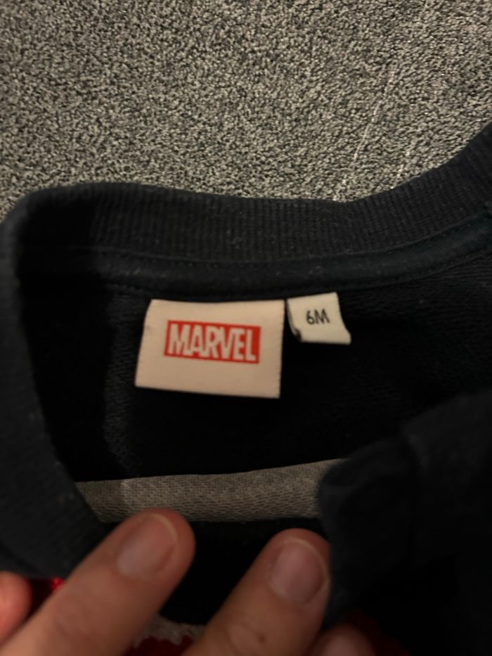 Pull bleu Marvel 6 mois - photo numéro 3