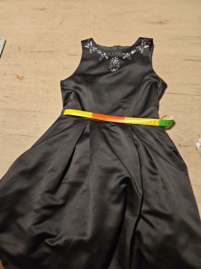 Robe courte, habillée bouffante, noire, sans manche, avec pierres, H&M, taille XXS, jamais mise - photo numéro 9