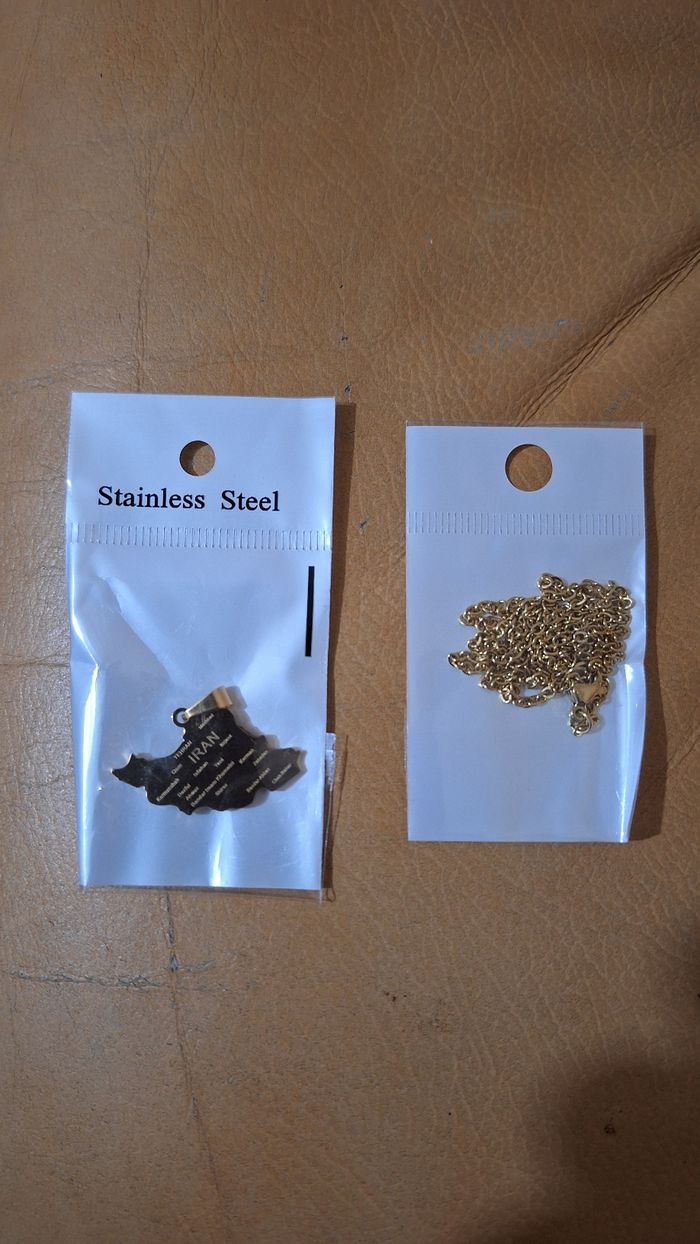 Collier 50 cms couleur or avec carte de l Iran neuf