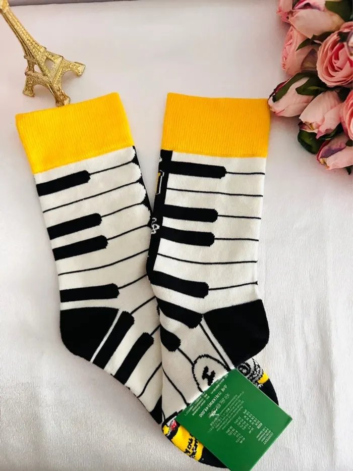 Chaussettes fantaisie Labubu – Collection Art Quoctoan – Design artistique coloré - photo numéro 3