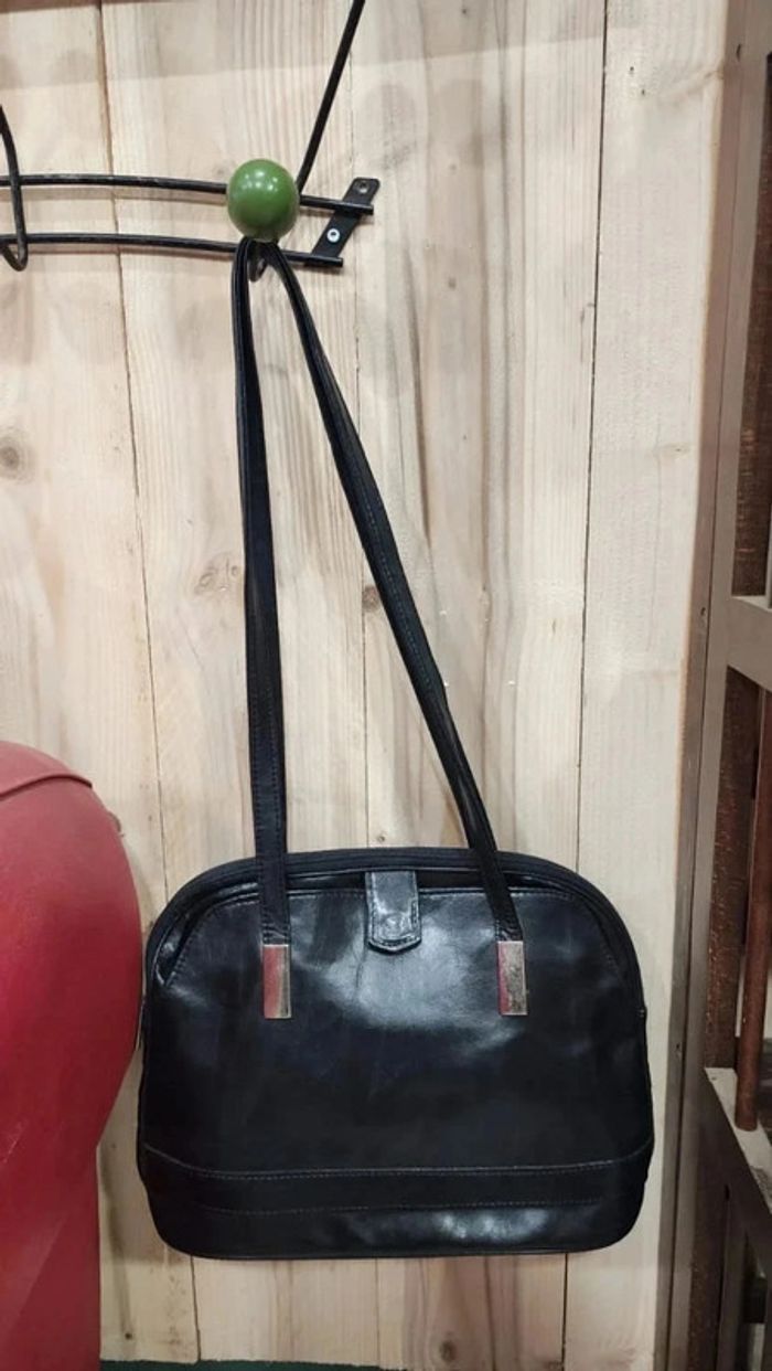 Joli sac à main en cuir vintage porté épaules