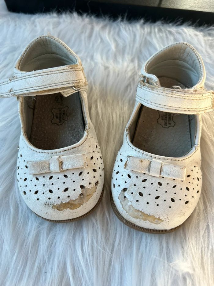Petite paire de chaussures 🥰 pointure 21 - photo numéro 2