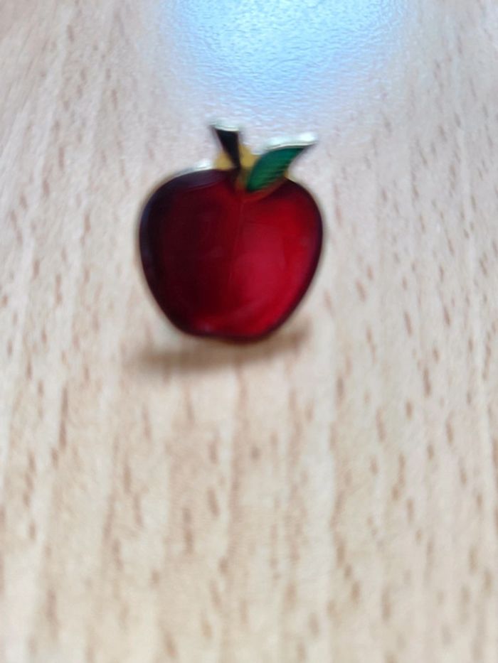 Pin's pomme rouge