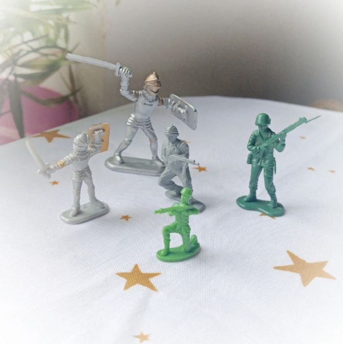 Petit soldat soldier chevalier knight 1995 lm Disney épée fusil argenté silver vert green gris grey