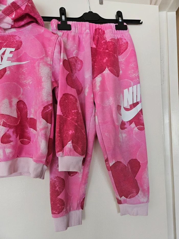 Survêtement Nike à Fleurs taille 5-6 ans - photo numéro 3