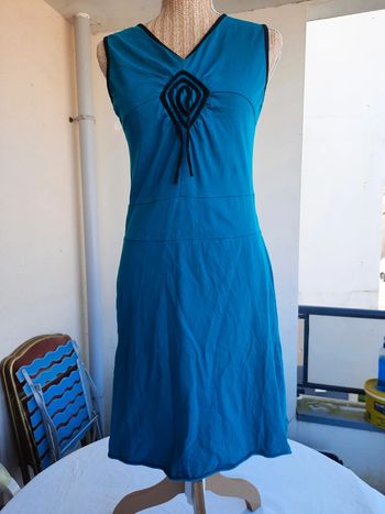 Magnifique robe verte avec dessins noirs taille M/L