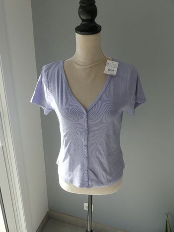 T-shirt lilas boutonné
