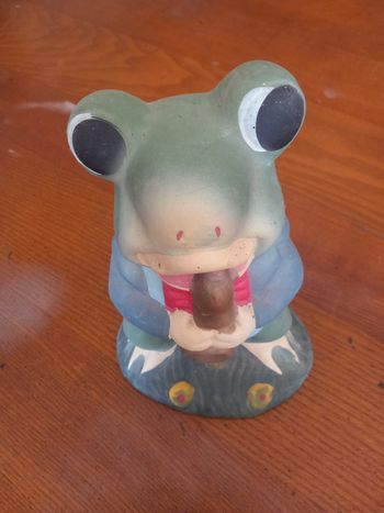 Tirelire hauteur 18 cm.