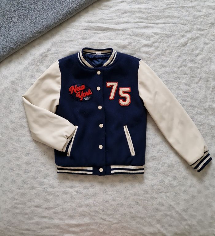 ✨ Veste style base-ball – Bleu marine – Taille 122/128 cm ✨
- photo numéro 1