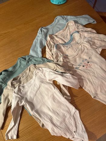Lot de 7 bodies + 1 offert manches longues taille 12 mois