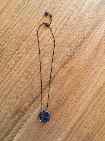 Collier femme mailles noires pendentifs pierres strass brillant noir Swarovski