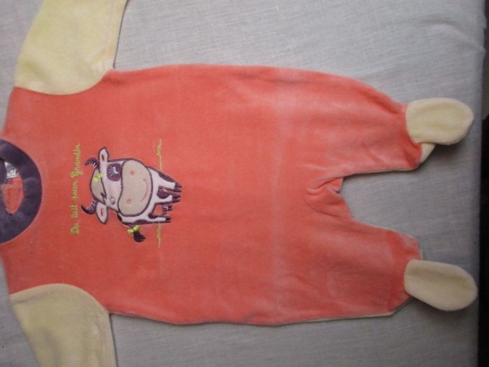 Pyjama orange, 1 mois - photo numéro 2