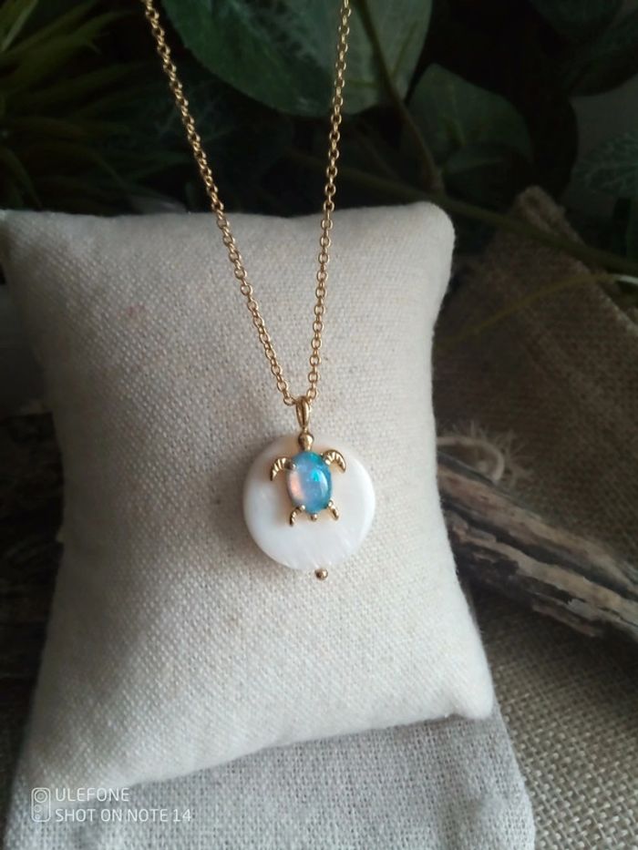 Collier nacre et tortue lumineuse