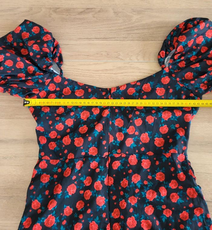 Robe de cérémonie motifs roses rouges sur fond noir manches courtes Taille 34/36 - photo numéro 8