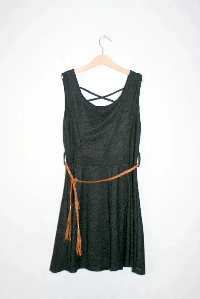 Jolie robe noire et sa ceinture 14 ans voire XS