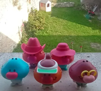 5 figurines oggy oggy