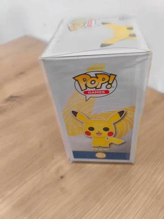 Figurine Funko pop pokémon Pikachu flocked - photo numéro 5